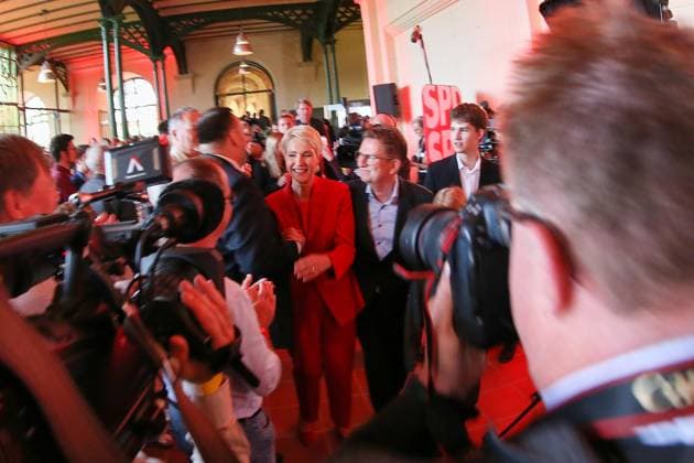 Schwerin, Mecklenburg-Vorpommern, Deutschland, 20.09.2026: Orangerie am Schweriner Schloss: SPD-Wahlparty zur Landtagswahl in Mecklenburg-Vorpommern 2026: Manuela Schwesig am Wahlabend mit ihrem Mann Stefan, rechts im Hintergrund ihr Sohn Julian. Copyright: xdtsxNachrichtenagenturx dts_135626