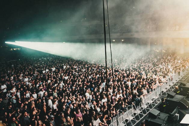 Hier stehen Deutschlands coolste Rapper : Haftbefehl bringt Frankfurt zum Beben – Comeback endet früher als erwartet - Mit Sohn und Maske auf der Bühne 7aIMG: 0573550 Frankfurt bebt: Haftbefehl feiert Comeback mit Deutschlands Rap-Elite – doch die Show endet frühHessen, Frankfurt am Main, Deutschland Copyright: 7aktuell.dex xVincentxBrücker 0573550 20260920_7a_HAFTBEFEHL_573550