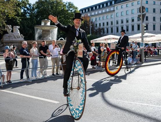 (260921) -- BEIJING, Sept. 21, 2026 -- People participate in the Oktoberfest parade in Munich, Germany, Sept. 20, 2026. The 191st Oktoberfest, one of the largest folk festivals in Germany, opened on Saturday in Munich, and will last until Oct. 4. ) XINHUA PHOTOS OF THE DAY ZhangxHaofu 