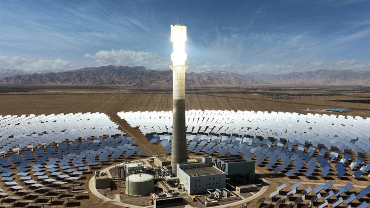 GOLMUD, CHINA - SEPTEMBER 19: A molten salt tower solar power station stands on the Gobi Desert on September 19, 2026 in Golmud, Qinghai Province of China. The facility utilizes concentrated solar power technology to generate electricity.  Copyright: xVCGx 111668318946