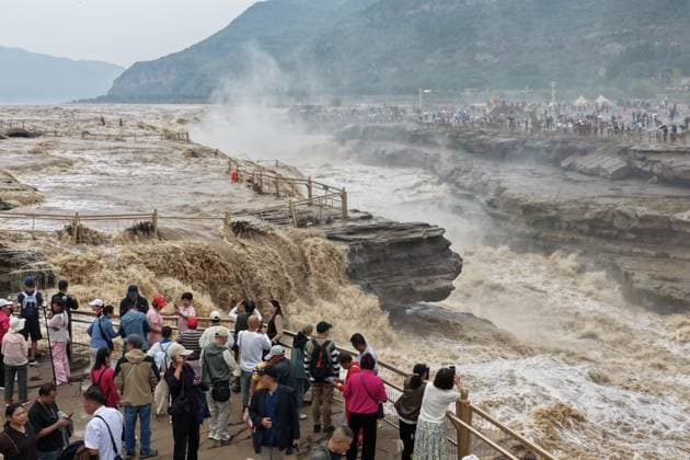 YAN AN, CHINA - SEPTEMBER 20: The water volume of the Hukou Waterfall on the Yellow River surges due to sediment discharge and flood release from upstream reservoirs on September 20, 2026 in Yan an, Shaanxi Province of China. The flow rate reached 1,800 cubic meters per second, creating a continuous cascade across the main and side falls.  Copyright: xVCGx 111668265429