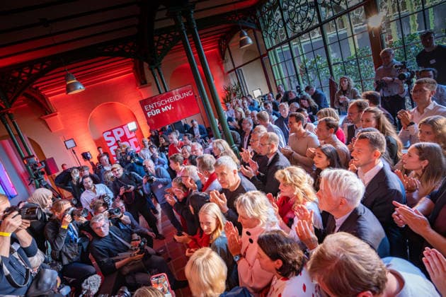 Anwesende SPD-Mitglieder und Unterstützung unmittelbar bei der Bekanntgabe der ersten Prognose um 18:00 Uhr. Zunächst wurde nicth geklatscher, wenige Minuten später wurde dann demonstrativ doch geklatscht. In der Ersten Reihe Minister Till Backhaus (mit Krawatte) und Reem Alabali-Radovan;Wahlabend Landtagswahl 2026 Mecklenburg-Vorpommern, Schwerin Mecklenburg-Vorpommern Deutschland Schweriner Schloss und Umgebung
