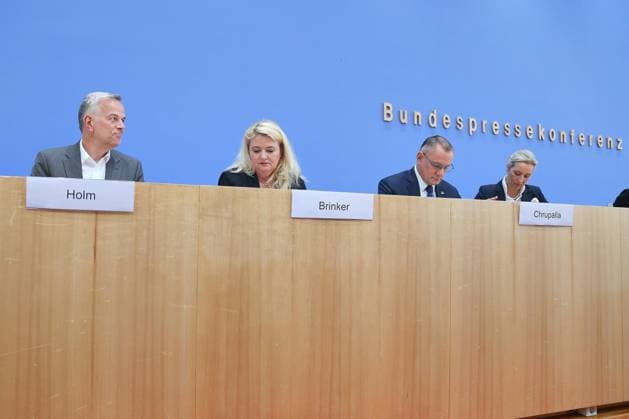 Berlin, Deutschland, 21.09.2026: Bundespressekonferenz: AfD - Auswirkungen der Landtagswahlen in Berlin und Mecklenburg-Vorpommern auf die Bundespolitik: Leif-Erik Holm, AfD-Kandidat für das Amt des Ministerpräsidenten in Mecklenburg-Vorpommern, Kristin Brinker, AfD-Spitzenkandidatin für Berlin und die AfD-Vorsitzenden Tino Chrupalla und Alice Weidel Copyright: xdtsxNachrichtenagenturx dts_135642