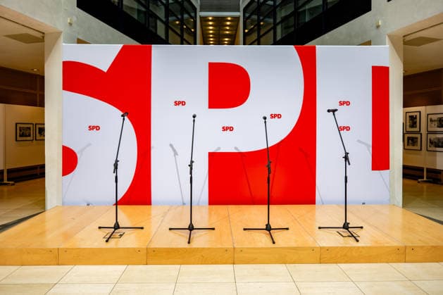 Mikrofone auf einem Leeren Podest vor einem Pressekonferenz nach den Wahlen in Mecklenburg-Vorpommern und Berlin im Willy-Brandt-Haus in Berlin am 21. September 2026. Reaktionen auf den Landtagswahlen in Mecklenburg-Vorpommern und Berlin