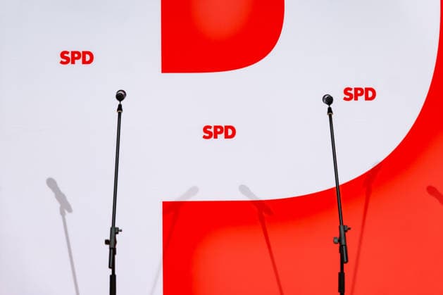 Mikrofone auf einem Leeren Podest vor einem Pressekonferenz nach den Wahlen in Mecklenburg-Vorpommern und Berlin im Willy-Brandt-Haus in Berlin am 21. September 2026. Reaktionen auf den Landtagswahlen in Mecklenburg-Vorpommern und Berlin