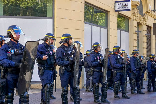 Französische Einsatzkräfte der Police Nationale stehen in voller Ausrüstung während einer Demonstration in Marseille bereit 20260920cd371 20260920cd371 Demonstration in Marseille am 20. September 2026 Protest gegen den umstrittenen Gesetzesentwurf zur Vermutung der rechtmäßigen Selbstverteidigung für Sicherheitskräfte, von Kritikern als Lizenz zum Töten (Permis de tuer) bezeichnet. Polizei, Sicherheitskräfte, Einsatzkräfte, Gendarmerie, Schutzschild, Helm, Uniform, Ausrüstung, Staatsgewalt, Sicherheit, Ordnung, Protest, Polizisten, bewaffnet, einsatzbereit, uniformiert, polizeilich, staatlich, urban, einsatzfähig, französisch sichern, schützen, bewachen, bereitstehen, warten, kontrollieren, postieren, absichern, Copyright: xAchimxDuwentästerx
