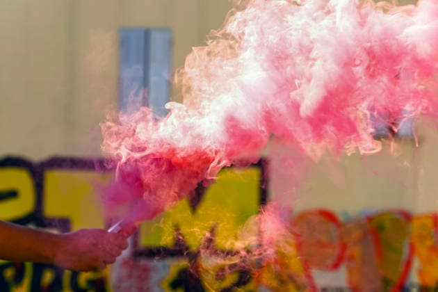 Eine pinkfarbene Rauchbombe wird während einer Demonstration gegen einen umstrittenen Gesetzesentwurf in Marseille 20260920cd384 20260920cd384 Demonstration in Marseille am 20. September 2026 Protest gegen den umstrittenen Gesetzesentwurf zur Vermutung der rechtmäßigen Selbstverteidigung für Sicherheitskräfte, von Kritikern als Lizenz zum Töten (Permis de tuer) bezeichnet. Rauch, Rauchbombe, Pyro, Protest, Aktivismus, Hand, Rauchzeichen, Kundgebung, Widerstand, Provokation, pink, farbig, intensiv, dicht, provokant, rebellisch, politisch, urban, brennen, rauchen, zünden, protestieren, demonstrieren, halten, signalisieren, provozieren, Hamburg Hamburg Deutschland Germany Copyright: xAchimxDuwentästerx