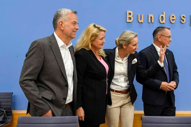 ABB BPK- Leif-Erik Holm, AfD-Mecklenburg-Vorpommern Kristin Brinker, AfD-Spitzenkandidatin in Berlin. Alice Weidel, Bundessprecherin der AfD und Co-Vorsitzende der AfD-Fraktion , Tino Chrupalla, Bundessprecher der AfD und Co-Vorsitzender der AfD-Fraktion Thema AfD - Auswirkungen der Landtagswahlen in Berlin und Mecklenburg-Vorpommern auf die Bundespolitik Statment auf der BPK Bundespressekonferenz am 21.09.2026 in Berlin Berlin Deutschland