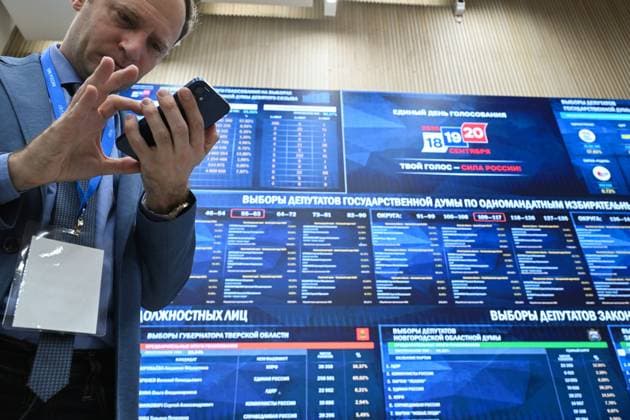 Russia Parliamentary Election Preliminary Results 9248417 21.09.2026 A man stands by the screens showing preliminary results of elections to Russia s ninth State Duma at the Central Election Commission in Moscow, Russia. Kirill Kallinikov Sputnik Moscow Russia  Copyright: xKirillxKallinikovx