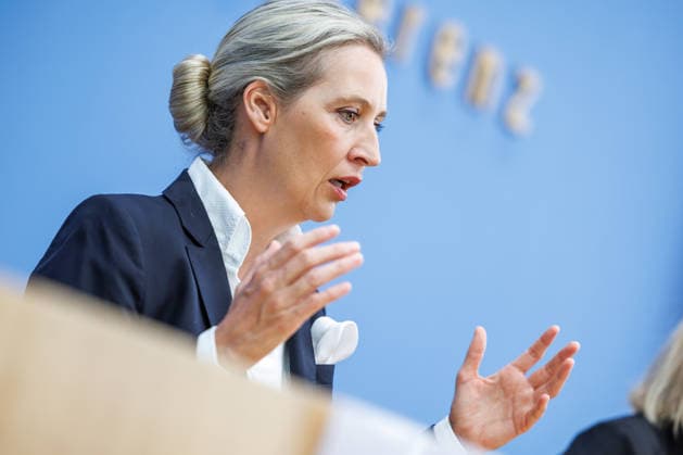 Auswirkungen der Landtagswahlen in Berlin Alice Weidel, Bundessprecherin der AfD und Co-Vorsitzende der AfD-Fraktion im Deutschen Bundestag Tino Chrupalla, Bundessprecher der AfD und Co-Vorsitzender der AfD-Fraktion im Deutschen Bundestag Kristin Brinker, AfD-Spitzenkandidatin für Berlin Leif-Erik Holm, AfD- Kandidat für das Amt des Ministerpräsidenten in Mecklenburg-Vorpommern zum Thema Auswirkungen der Landtagswahlen in Berlin und Mecklenburg-Vorpommern auf die Bundespolitik am 21.09.2026 in Berlin. Alice Weidel spricht zu den Anwesenden. Berlin Berlin Deutschland Haus der Bundespressekonferenz