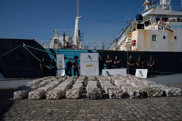 Sailboat Carrying 400 Metric Tons of Cocaine Seized in Galicia: The four-metric-ton shipment of cocaine has arrived, and the suspects were arrested following the interception of a sailboat carrying two metric tons of cocaine, 400 miles off the Galician coast, on September 21, 2026, in Vigo, Galicia, Spain. The sailboat’s crew has been arrested and arrived at the Transatlantic Pier in Vigo on September 21, 2026. Adriá, Spain  Copyright: xAdrianxIragox 7789459