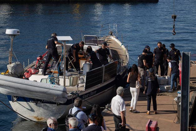 Sailboat Carrying 400 Metric Tons of Cocaine Seized in Galicia: The four-metric-ton shipment of cocaine has arrived, and the suspects were arrested following the interception of a sailboat carrying two metric tons of cocaine, 400 miles off the Galician coast, on September 21, 2026, in Vigo, Galicia, Spain. The sailboat’s crew has been arrested and arrived at the Transatlantic Pier in Vigo on September 21, 2026. Adriá, Spain  Copyright: xAdrianxIragox 7789460