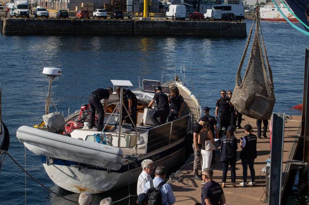 Sailboat Carrying 400 Metric Tons of Cocaine Seized in Galicia: The four-metric-ton shipment of cocaine has arrived, and the suspects were arrested following the interception of a sailboat carrying two metric tons of cocaine, 400 miles off the Galician coast, on September 21, 2026, in Vigo, Galicia, Spain. The sailboat’s crew has been arrested and arrived at the Transatlantic Pier in Vigo on September 21, 2026. Adriá, Spain  Copyright: xAdrianxIragox 7789461