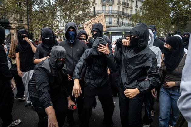 Thousands gather in Paris to protest against the Licence to Kill new bill PARIS, FRANCE-SEPTEMBER 20, 2026: Thousands of people gather today in Paris to protest against the new bill Licence to Kill Non au permis de tuer, which allegedly allows the French police to use more violence in the streets with the protesters,even with the use of arms, if necessary. The protest begins peacefully at the Republic Square with protesters carrying signs and flags. Later on, gets more violent as the gendarmerie starts using tear gas in the streets and cornering protesters. Paris France Copyright: x xNadiaxCaimix xJNAxPressx