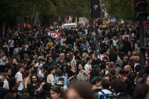 Thousands gather in Paris to protest against the Licence to Kill new bill PARIS, FRANCE-SEPTEMBER 20, 2026: Thousands of people gather today in Paris to protest against the new bill Licence to Kill Non au permis de tuer, which allegedly allows the French police to use more violence in the streets with the protesters,even with the use of arms, if necessary. The protest begins peacefully at the Republic Square with protesters carrying signs and flags. Later on, gets more violent as the gendarmerie starts using tear gas in the streets and cornering protesters. Paris France Copyright: x xNadiaxCaimix xJNAxPressx