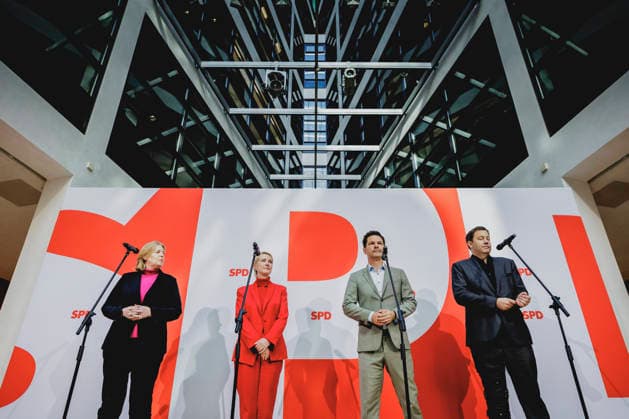 (L-R) Baerbel Bas (SPD), Bundesministerin fuer Arbeit und Soziales, Manuela Schwesig, Ministerpraesidentin und Spitzenkandidatin der SPD fuer die Landtagswahl in Mecklenburg-Vorpommern, Steffen Krach, SPD-Spitzenkandidat fuer die Abgeordnetenhaus-Wahl in Berlin, und Lars Klingbeil, Bundesminister der Finanzen, aufgenommen im Rahmen einer Pressekonferenz als Reaktion auf die Landtagswahl in Mecklenburg-Vorpommern sowie die Berliner Abgeordnetenhauswahl in Berlin, 21.09.2026. Waehrend Die Linke die Wahl in Berlin mit 25,7% vor der CDU gewonnen hat, siegte in Mecklenburg-Vorpommern die AfD mit 38,2% vor der SPD. Erstmals nicht ueber die 5%-Huerde geschafft hat es die CDU in Mecklenburg-Vorpommern. Berlin Deutschland Copyright: xFlorianxGaertnerx