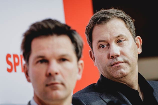 (R-L) Lars Klingbeil, Bundesminister der Finanzen, und Steffen Krach, SPD-Spitzenkandidat fuer die Abgeordnetenhaus-Wahl in Berlin, aufgenommen im Rahmen einer Pressekonferenz als Reaktion auf die Landtagswahl in Mecklenburg-Vorpommern sowie die Berliner Abgeordnetenhauswahl in Berlin, 21.09.2026. Waehrend Die Linke die Wahl in Berlin mit 25,7% vor der CDU gewonnen hat, siegte in Mecklenburg-Vorpommern die AfD mit 38,2% vor der SPD. Erstmals nicht ueber die 5%-Huerde geschafft hat es die CDU in Mecklenburg-Vorpommern. Berlin Deutschland Copyright: xFlorianxGaertnerx