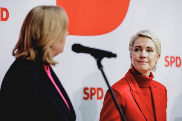 (L-R) Baerbel Bas (SPD), Bundesministerin fuer Arbeit und Soziales, und Manuela Schwesig, Ministerpraesidentin und Spitzenkandidatin der SPD fuer die Landtagswahl in Mecklenburg-Vorpommern, aufgenommen im Rahmen einer Pressekonferenz als Reaktion auf die Landtagswahl in Mecklenburg-Vorpommern sowie die Berliner Abgeordnetenhauswahl in Berlin, 21.09.2026. Waehrend Die Linke die Wahl in Berlin mit 25,7% vor der CDU gewonnen hat, siegte in Mecklenburg-Vorpommern die AfD mit 38,2% vor der SPD. Erstmals nicht ueber die 5%-Huerde geschafft hat es die CDU in Mecklenburg-Vorpommern. Berlin Deutschland Copyright: xFlorianxGaertnerx