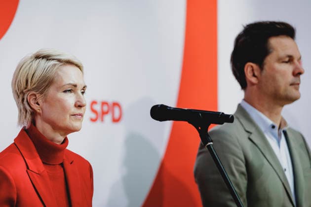 (L-R) Manuela Schwesig, Ministerpraesidentin und Spitzenkandidatin der SPD fuer die Landtagswahl in Mecklenburg-Vorpommern, und Steffen Krach, SPD-Spitzenkandidat fuer die Abgeordnetenhaus-Wahl in Berlin, aufgenommen im Rahmen einer Pressekonferenz als Reaktion auf die Landtagswahl in Mecklenburg-Vorpommern sowie die Berliner Abgeordnetenhauswahl in Berlin, 21.09.2026. Waehrend Die Linke die Wahl in Berlin mit 25,7% vor der CDU gewonnen hat, siegte in Mecklenburg-Vorpommern die AfD mit 38,2% vor der SPD. Erstmals nicht ueber die 5%-Huerde geschafft hat es die CDU in Mecklenburg-Vorpommern. Berlin Deutschland Copyright: xFlorianxGaertnerx