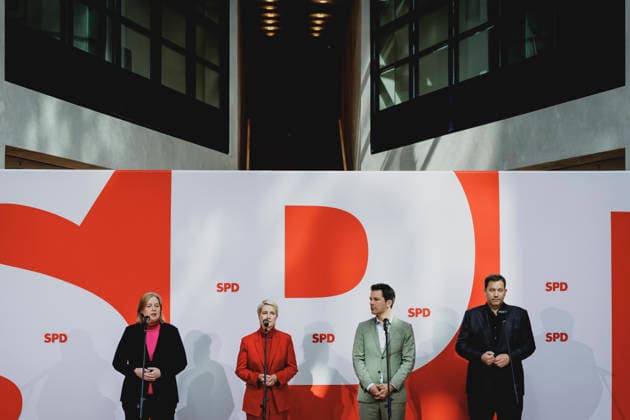 (L-R) Baerbel Bas (SPD), Bundesministerin fuer Arbeit und Soziales, Manuela Schwesig, Ministerpraesidentin und Spitzenkandidatin der SPD fuer die Landtagswahl in Mecklenburg-Vorpommern, Steffen Krach, SPD-Spitzenkandidat fuer die Abgeordnetenhaus-Wahl in Berlin, und Lars Klingbeil, Bundesminister der Finanzen, aufgenommen im Rahmen einer Pressekonferenz als Reaktion auf die Landtagswahl in Mecklenburg-Vorpommern sowie die Berliner Abgeordnetenhauswahl in Berlin, 21.09.2026. Waehrend Die Linke die Wahl in Berlin mit 25,7% vor der CDU gewonnen hat, siegte in Mecklenburg-Vorpommern die AfD mit 38,2% vor der SPD. Erstmals nicht ueber die 5%-Huerde geschafft hat es die CDU in Mecklenburg-Vorpommern. Berlin Deutschland Copyright: xFlorianxGaertnerx