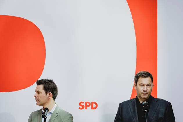 (L-R) Steffen Krach, SPD-Spitzenkandidat fuer die Abgeordnetenhaus-Wahl in Berlin, und Lars Klingbeil, Bundesminister der Finanzen, aufgenommen im Rahmen einer Pressekonferenz als Reaktion auf die Landtagswahl in Mecklenburg-Vorpommern sowie die Berliner Abgeordnetenhauswahl in Berlin, 21.09.2026. Waehrend Die Linke die Wahl in Berlin mit 25,7% vor der CDU gewonnen hat, siegte in Mecklenburg-Vorpommern die AfD mit 38,2% vor der SPD. Erstmals nicht ueber die 5%-Huerde geschafft hat es die CDU in Mecklenburg-Vorpommern. Berlin Deutschland Copyright: xFlorianxGaertnerx