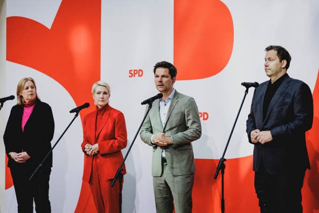 (L-R) Baerbel Bas (SPD), Bundesministerin fuer Arbeit und Soziales, Manuela Schwesig, Ministerpraesidentin und Spitzenkandidatin der SPD fuer die Landtagswahl in Mecklenburg-Vorpommern, Steffen Krach, SPD-Spitzenkandidat fuer die Abgeordnetenhaus-Wahl in Berlin, und Lars Klingbeil, Bundesminister der Finanzen, aufgenommen im Rahmen einer Pressekonferenz als Reaktion auf die Landtagswahl in Mecklenburg-Vorpommern sowie die Berliner Abgeordnetenhauswahl in Berlin, 21.09.2026. Waehrend Die Linke die Wahl in Berlin mit 25,7% vor der CDU gewonnen hat, siegte in Mecklenburg-Vorpommern die AfD mit 38,2% vor der SPD. Erstmals nicht ueber die 5%-Huerde geschafft hat es die CDU in Mecklenburg-Vorpommern. Berlin Deutschland Copyright: xFlorianxGaertnerx