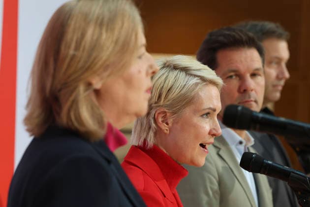 Bärbel Bas, Manuela Schwesig, Steffen Krach und Lars Klingbeil bei der Pressekonferenz nach den Landtagswahlen in Berlin und Mecklenburg Vorpommern im Willy Brandt Haus am 21.09.26 SPD-Spitze zur PK nach Landtagswahlen in Berlin