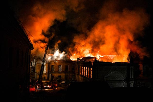 Historic building of Zaporizhzhia National University struck by Russian army A rescuer uses an aerial work platform to extinguish a fire at Academic Building No. 3 of Zaporizhzhia National University, caused by an overnight Russian drone attack in the Oleksandrivskyi district of Zaporizhzhia, Ukraine, September 21, 2026. The building, a cultural heritage site and architectural monument of local significance, was formerly the Oleksandrivsk Girls™ Gymnasium, built in 1902. A significant portion of the historic structure burned down in the attack. Buildings No. 4 and No. 5 also sustained damage, with windows shattered. The Russian strike additionally destroyed a shopping centre and damaged multi-storey residential blocks. Six people were inj  Copyright: xDmytroxSmolienkox xUkrinformx xAvalonx 1137024725