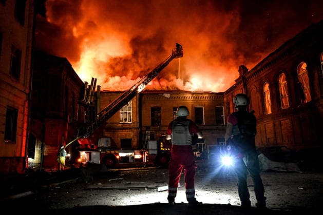 Historic building of Zaporizhzhia National University struck by Russian army A rescuer uses an aerial work platform to extinguish a fire at Academic Building No. 3 of Zaporizhzhia National University, caused by an overnight Russian drone attack in the Oleksandrivskyi district of Zaporizhzhia, Ukraine, September 21, 2026. The building, a cultural heritage site and architectural monument of local significance, was formerly the Oleksandrivsk Girls™ Gymnasium, built in 1902. A significant portion of the historic structure burned down in the attack. Buildings No. 4 and No. 5 also sustained damage, with windows shattered. The Russian strike additionally destroyed a shopping centre and damaged multi-storey residential blocks. Six people were inj  Copyright: xDmytroxSmolienkox xUkrinformx xAvalonx 1137024800