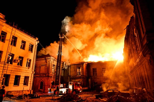 Historic building of Zaporizhzhia National University struck by Russian army A rescuer uses an aerial work platform to extinguish a fire at Academic Building No. 3 of Zaporizhzhia National University, caused by an overnight Russian drone attack in the Oleksandrivskyi district of Zaporizhzhia, Ukraine, September 21, 2026. The building, a cultural heritage site and architectural monument of local significance, was formerly the Oleksandrivsk Girls™ Gymnasium, built in 1902. A significant portion of the historic structure burned down in the attack. Buildings No. 4 and No. 5 also sustained damage, with windows shattered. The Russian strike additionally destroyed a shopping centre and damaged multi-storey residential blocks. Six people were inj  Copyright: xDmytroxSmolienkox xUkrinformx xAvalonx 1137024821