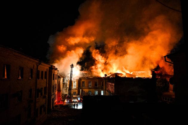 Historic building of Zaporizhzhia National University struck by Russian army A rescuer uses an aerial work platform to extinguish a fire at Academic Building No. 3 of Zaporizhzhia National University, caused by an overnight Russian drone attack in the Oleksandrivskyi district of Zaporizhzhia, Ukraine, September 21, 2026. The building, a cultural heritage site and architectural monument of local significance, was formerly the Oleksandrivsk Girls™ Gymnasium, built in 1902. A significant portion of the historic structure burned down in the attack. Buildings No. 4 and No. 5 also sustained damage, with windows shattered. The Russian strike additionally destroyed a shopping centre and damaged multi-storey residential blocks. Six people were inj  Copyright: xDmytroxSmolienkox xUkrinformx xAvalonx 1137024935