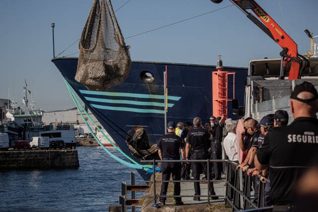Sailboat Carrying 2.5 Metric Tons of Cocaine Seized in Galicia Arrival of the 2.5-metric-ton cocaine cache and the detainees following the interception of a sailboat loaded with two metric tons of cocaine, 400 miles off the Galician coast, on September 21, 2026, in Vigo, Galicia, Spain. The sailboat’s crew has been arrested and has arrived at the Trasatlánticos pier in Vigo on September 21, 2026, Adriá, Spain  Copyright: xAdrianxIragox 7789653