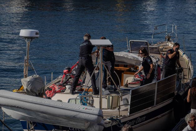 Sailboat Carrying 2.5 Metric Tons of Cocaine Seized in Galicia Arrival of the 2.5-metric-ton shipment of cocaine and the detainees following the interception of a sailboat carrying two metric tons of cocaine, 400 miles off the Galician coast, on September 21, 2026, in Vigo, Galicia, Spain. The sailboat’s crew has been arrested and has arrived at the Transatlantic Pier in Vigo on September 21, 2026, Adriá, Spain  Copyright: xAdrianxIragox 7789656