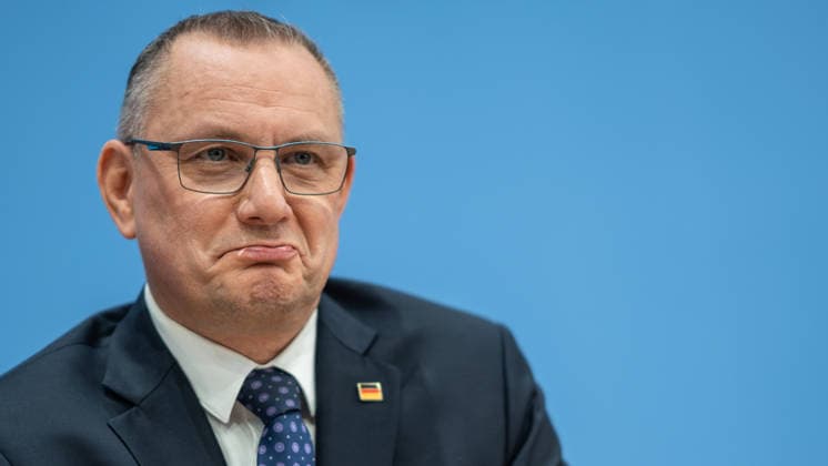 Tino Chrupalla, Bundesvorsitzender AfD, während der Bundespressekonferenz;Bundespressekonferenz in Berlin - Wahlnachlese nach den Landtagswahlen in Mecklenburg-Vorpommern und Berlin, Berlin Berlin Deutschland Haus der Bundespressekonferenz