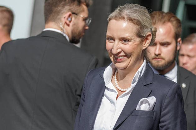 Auswirkungen der Landtagswahlen in Berlin Alice Weidel, Bundessprecherin der AfD und Co-Vorsitzende der AfD-Fraktion im Deutschen Bundestag Tino Chrupalla, Bundessprecher der AfD und Co-Vorsitzender der AfD-Fraktion im Deutschen Bundestag Kristin Brinker, AfD-Spitzenkandidatin für Berlin Leif-Erik Holm, AfD- Kandidat für das Amt des Ministerpräsidenten in Mecklenburg-Vorpommern zum Thema Auswirkungen der Landtagswahlen in Berlin und Mecklenburg-Vorpommern auf die Bundespolitik am 21.09.2026 in Berlin. Kristin Brinker spricht zu den Anwesenden. Berlin Berlin Deutschland Haus der Bundespressekonferenz