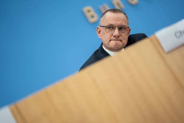 Tino Chrupalla, Bundesvorsitzender AfD, während der Bundespressekonferenz;Bundespressekonferenz in Berlin - Wahlnachlese nach den Landtagswahlen in Mecklenburg-Vorpommern und Berlin, Berlin Berlin Deutschland Haus der Bundespressekonferenz