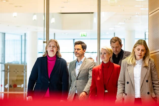 Parteivorsitzenden der SPD Bärbel Bas und Lars Klingbeil und Spitzenkandidaten der SPD in Mecklenburg-Vorpommern Manuela Schwesig und in Berlin Steffen Krach kommen zu einer Pressekonferenz im Willy-Brandt-Haus in Berlin am 21. September 2026. Reaktionen auf den Landtagswahlen in Mecklenburg-Vorpommern und Berlin