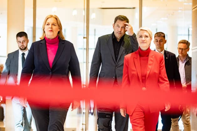 Parteivorsitzenden der SPD Bärbel Bas und Lars Klingbeil und Spitzenkandidaten der SPD in Mecklenburg-Vorpommern Manuela Schwesig und in Berlin Steffen Krach kommen zu einer Pressekonferenz im Willy-Brandt-Haus in Berlin am 21. September 2026. Reaktionen auf den Landtagswahlen in Mecklenburg-Vorpommern und Berlin