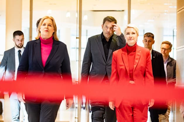 Parteivorsitzenden der SPD Bärbel Bas und Lars Klingbeil und Spitzenkandidaten der SPD in Mecklenburg-Vorpommern Manuela Schwesig und in Berlin Steffen Krach kommen zu einer Pressekonferenz im Willy-Brandt-Haus in Berlin am 21. September 2026. Reaktionen auf den Landtagswahlen in Mecklenburg-Vorpommern und Berlin