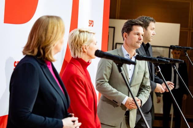 Parteivorsitzenden der SPD Bärbel Bas (L) und Lars Klingbeil (R) und Spitzenkandidaten der SPD in Mecklenburg-Vorpommern Manuela Schwesig (2L) und in Berlin Steffen Krach (2R) bei einer Pressekonferenz im Willy-Brandt-Haus in Berlin am 21. September 2026. Reaktionen auf den Landtagswahlen in Mecklenburg-Vorpommern und Berlin