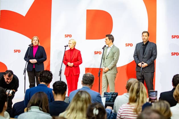 Parteivorsitzenden der SPD Bärbel Bas (L) und Lars Klingbeil (R) und Spitzenkandidaten der SPD in Mecklenburg-Vorpommern Manuela Schwesig (2L) und in Berlin Steffen Krach (2R) bei einer Pressekonferenz im Willy-Brandt-Haus in Berlin am 21. September 2026. Reaktionen auf den Landtagswahlen in Mecklenburg-Vorpommern und Berlin