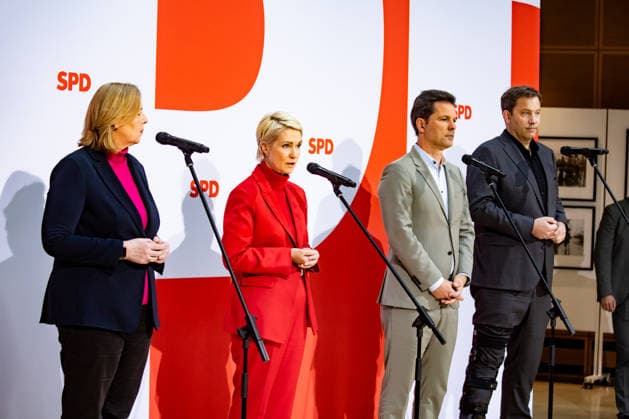 Parteivorsitzenden der SPD Bärbel Bas (L) und Lars Klingbeil (R) und Spitzenkandidaten der SPD in Mecklenburg-Vorpommern Manuela Schwesig (2L) und in Berlin Steffen Krach (2R) bei einer Pressekonferenz im Willy-Brandt-Haus in Berlin am 21. September 2026. Reaktionen auf den Landtagswahlen in Mecklenburg-Vorpommern und Berlin