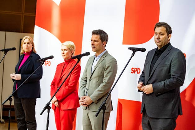 Parteivorsitzenden der SPD Bärbel Bas (L) und Lars Klingbeil (R) und Spitzenkandidaten der SPD in Mecklenburg-Vorpommern Manuela Schwesig (2L) und in Berlin Steffen Krach (2R) bei einer Pressekonferenz im Willy-Brandt-Haus in Berlin am 21. September 2026. Reaktionen auf den Landtagswahlen in Mecklenburg-Vorpommern und Berlin