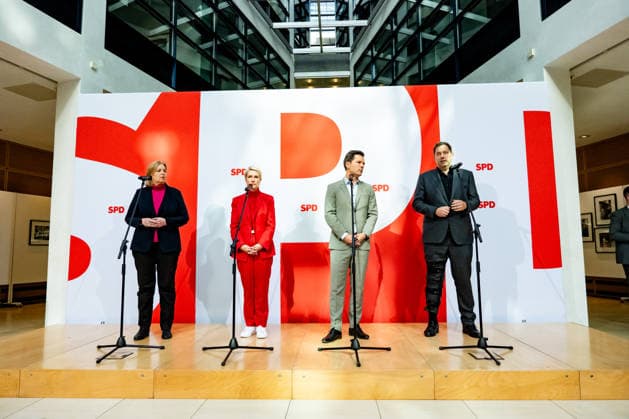 Parteivorsitzenden der SPD Bärbel Bas (L) und Lars Klingbeil (R) und Spitzenkandidaten der SPD in Mecklenburg-Vorpommern Manuela Schwesig (2L) und in Berlin Steffen Krach (2R) bei einer Pressekonferenz im Willy-Brandt-Haus in Berlin am 21. September 2026. Reaktionen auf den Landtagswahlen in Mecklenburg-Vorpommern und Berlin