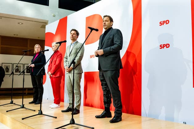 Parteivorsitzenden der SPD Bärbel Bas (L) und Lars Klingbeil (R) und Spitzenkandidaten der SPD in Mecklenburg-Vorpommern Manuela Schwesig (2L) und in Berlin Steffen Krach (2R) bei einer Pressekonferenz im Willy-Brandt-Haus in Berlin am 21. September 2026. Reaktionen auf den Landtagswahlen in Mecklenburg-Vorpommern und Berlin