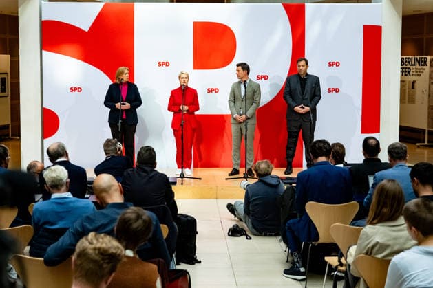 Parteivorsitzenden der SPD Bärbel Bas (L) und Lars Klingbeil (R) und Spitzenkandidaten der SPD in Mecklenburg-Vorpommern Manuela Schwesig (2L) und in Berlin Steffen Krach (2R) bei einer Pressekonferenz im Willy-Brandt-Haus in Berlin am 21. September 2026. Reaktionen auf den Landtagswahlen in Mecklenburg-Vorpommern und Berlin