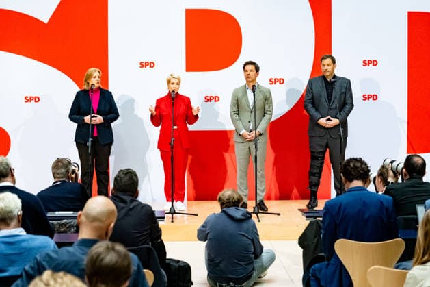 Parteivorsitzenden der SPD Bärbel Bas (L) und Lars Klingbeil (R) und Spitzenkandidaten der SPD in Mecklenburg-Vorpommern Manuela Schwesig (2L) und in Berlin Steffen Krach (2R) bei einer Pressekonferenz im Willy-Brandt-Haus in Berlin am 21. September 2026. Reaktionen auf den Landtagswahlen in Mecklenburg-Vorpommern und Berlin