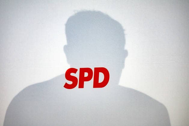 Parteivorsitzender der SPD Lars Klingbeil wirft seine Schatten auf dem SPD Logo bei einer Pressekonferenz im Willy-Brandt-Haus in Berlin am 21. September 2026. Reaktionen auf den Landtagswahlen in Mecklenburg-Vorpommern und Berlin