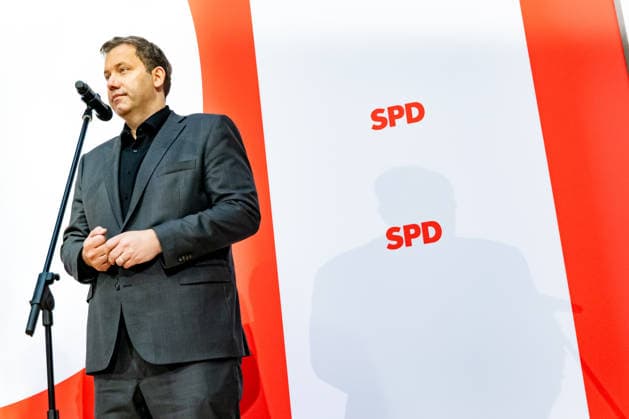 Parteivorsitzender der SPD Lars Klingbeil wirft seine Schatten auf dem SPD Logo bei einer Pressekonferenz im Willy-Brandt-Haus in Berlin am 21. September 2026. Reaktionen auf den Landtagswahlen in Mecklenburg-Vorpommern und Berlin