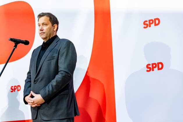 Parteivorsitzender der SPD Lars Klingbeil wirft seine Schatten auf dem SPD Logo bei einer Pressekonferenz im Willy-Brandt-Haus in Berlin am 21. September 2026. Reaktionen auf den Landtagswahlen in Mecklenburg-Vorpommern und Berlin